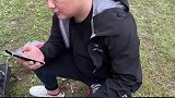 男子一脸懵圈戴戒指，又一脸懵圈结了婚