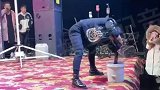乡村大舞台上的“甩头功”，只有女人能练，看似疯癫其实是门技术活