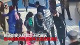 女子被滑雪圈绊倒 家长带小孩中途偷溜
