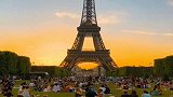 法国是真的爱生活，绿地上全是休息的人，真会享受啊！