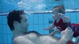 宝宝一头扎进水里，像条小鱼游的不亦乐乎，这天赋技能让人佩服