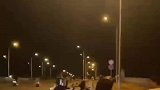 鬼火少年爆改电动二轮车,在城市道路飙车