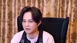 肖战王一博采访，原来一博你什么事都会跟战哥说啊，还发微信呢嘻