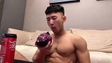 健身的小哥哥在家随便吃点，包菜吃出外卖的感觉