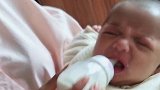 妈妈喂小宝宝喝奶，没想到宝宝居然是这个表情，真让人心疼！