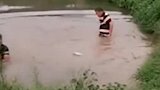 农村搞笑视频：这河里有啥？这么着急往里跳？