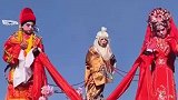 社火表演，小月老忙着吃烤串