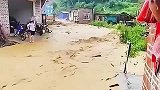 天灾无情人间有爱！实拍山洪暴发，15秒冲毁街道！