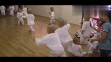 一群小宝宝齐刷刷飞奔到老师怀里，太可爱了！