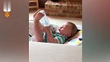 老爸撞见1岁宝宝自己喝奶，接下来小家伙的举动，看完不许笑