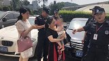 长沙一粗心妈妈将一岁孩子锁车内 银行保安紧急砸车窗救人
