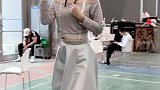 小姐姐揪着两个小辫子要上台跳舞了