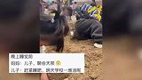 进了幼儿园忙得没时间哭！萌娃系着围腰、戴着袖套火急火燎择菜，网友：建议全国推广