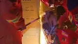 一小伙醉酒钻进小区的回收箱，消防员到场帮其脱困