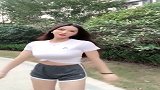 女友说这套衣服买大了，不显身材，呵呵