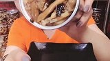 姑娘吃蛏子肉，一个接一个，直接干就完了！