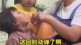 老人拍头瞬间将7岁曾孙女门牙拔掉