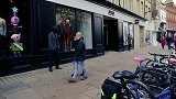 男子在路边伪装假人恶搞路人，路人纷纷被吓