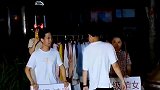 赣州奇葩摆摊,超级渣男和渣女接受耳光，还真有人上去打他们耳光