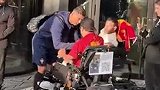 C罗给坐轮椅的球迷签名 险些被轮椅误伤