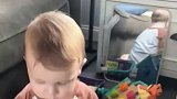 面对十分幼稚的父母，宝宝觉得很无奈