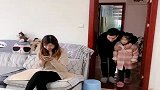 闺女我们不是同一条战线上的吗你怎么能这样对我！