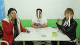 小伙拿着望远镜打电话查岗，媳妇却一直撒谎，结局太搞笑了