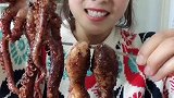 吃货吃八爪鱼，嘴巴都辣红了！