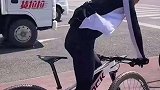 停车等红灯的时候，大神居然能这么做