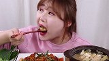 韩国胖妞挑战辣炒猪肉，配上大酱汤，简直人间美味