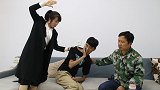 儿媳出差给公公留2万，回家却看到公公在捡垃圾，结局感动