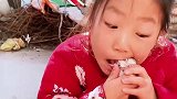 小女孩啃大骨头的方式，狗看了，都得离家出走