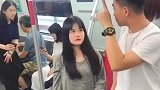 地铁无意间拍到，这一幕真是太搞笑了，大哥你也是没谁了