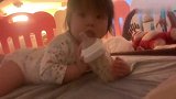 6个月的宝宝爬这么快正常吗？可爱女儿为了喝奶真是太拼了！