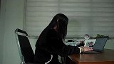 传递正能量，盲人上门卖花生，爱心老板全部买下来