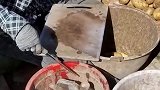 土豆不削皮就切块？洗刀的工具有点邋遢，这是在干啥？