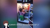 妈妈听见厨房有动静，赶紧推开门看到这一幕，妈妈瞬间笑岔气了