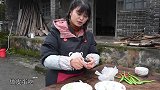丫丫今天做皮蛋红烧肉，有点像黑暗料理，吃起来还挺香，下饭