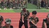 看到操场军训的小哥哥，这才军训几天啊，难道你刚从非洲回来吗