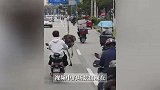 两只鸵鸟在街头狂奔，当地回应：系餐馆人工养殖，已成功抓回