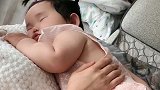 让老婆哄小情人睡觉，结果走过去看到这一幕，差点把我笑岔气了！
