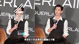 优越！网友晒杨洋活动生图，穿白衬衣贵族气质满满
