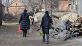 都说农民好客，城里的亲戚回乡探亲，为何农村人却高兴不起来？
