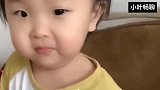 萌娃暖宝吃饼干，看她古灵精怪的小表情太可爱了，萌萌哒