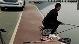 大哥偷偷出去钓鱼，被老婆发现之后