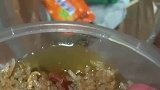 顾客发现炒饭里有半碗油，这油是免费的吗，老板怕你口渴