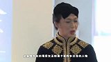 金星海边游泳画面曝光，水上漂浮看书姿态优雅，身材优越胸围傲人