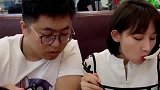 搞笑配音：一把年纪单身的老阿姨还如此逍遥