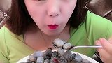 吃泥螺不吐壳