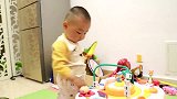 小孔宝玩玩具也很认真的，断奶后没感觉瘦，大家都说越来越胖了